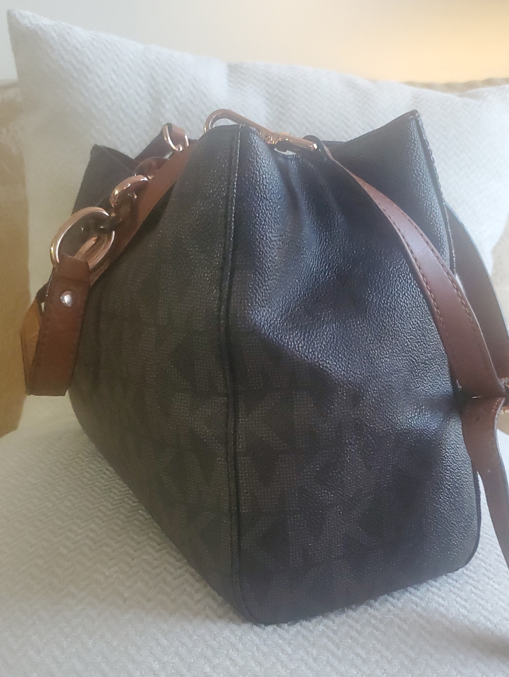 MICHEAL Micheal Kors Cynthia Medium Satchel - Picture 9 of 16